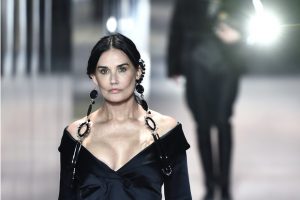 Новое лицо Деми Мур на модном показе Fendi-2021 шокировало поклонников