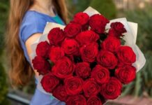 Букет из 51 розы: символизирует особенное отношение к девушке