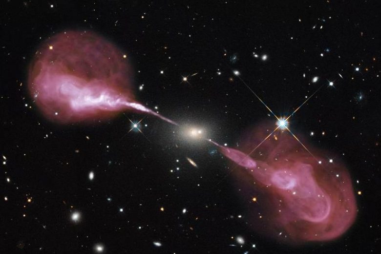 <br />
Астрономам удалось сделать фотографию черной дыры, способной поглотить все на своем пути                