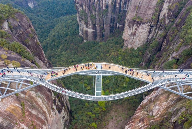 «Изгибающийся» стеклянный мост в Китае