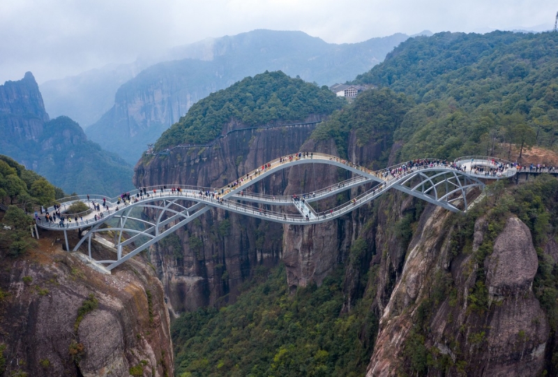 «Изгибающийся» стеклянный мост в Китае