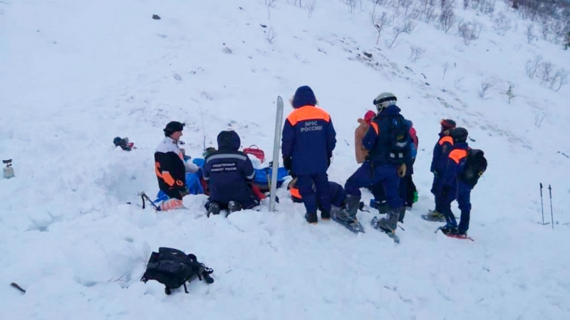 <br />
Снежная лавина накрыла группу туристов, ребенка спасти не удалось: фото                