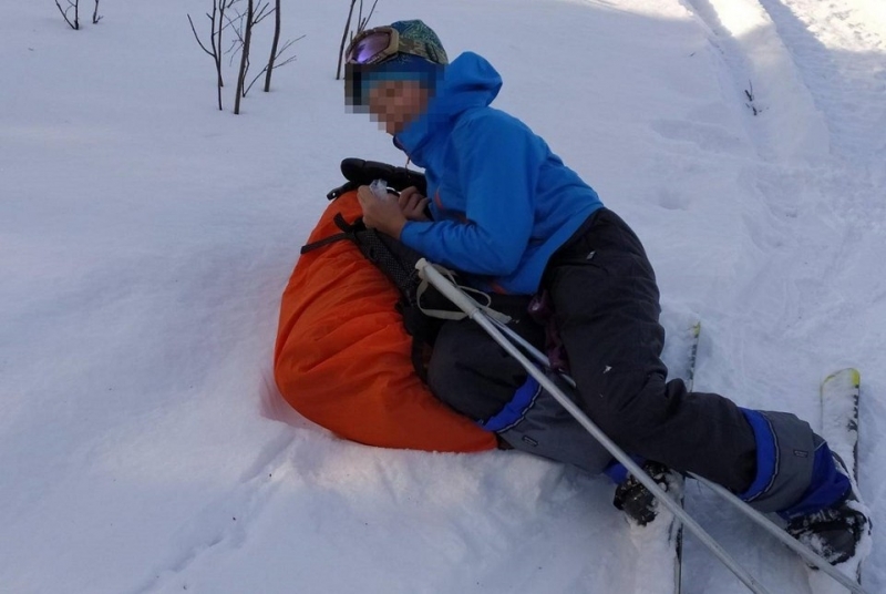 <br />
Снежная лавина накрыла группу туристов, ребенка спасти не удалось: фото                