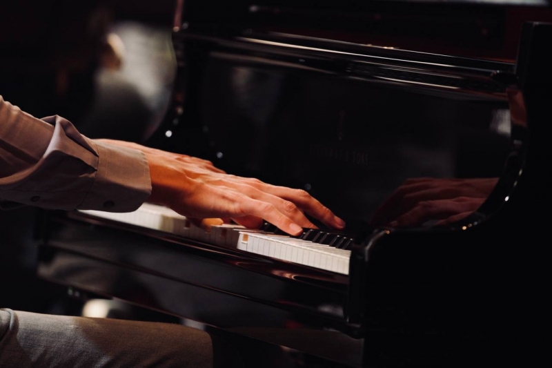 «У меня нет русской бабушки». Французский пианист Люка Дебарг  дал концерт в Челябинске
