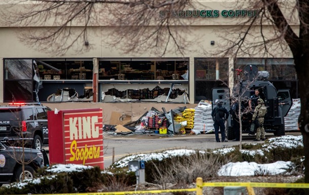 <br />
В США мужчина устроил кровавую «бойню» возле супермаркета, погибли десять человек: фото и видео                