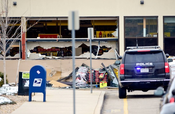 <br />
В США мужчина устроил кровавую «бойню» возле супермаркета, погибли десять человек: фото и видео                