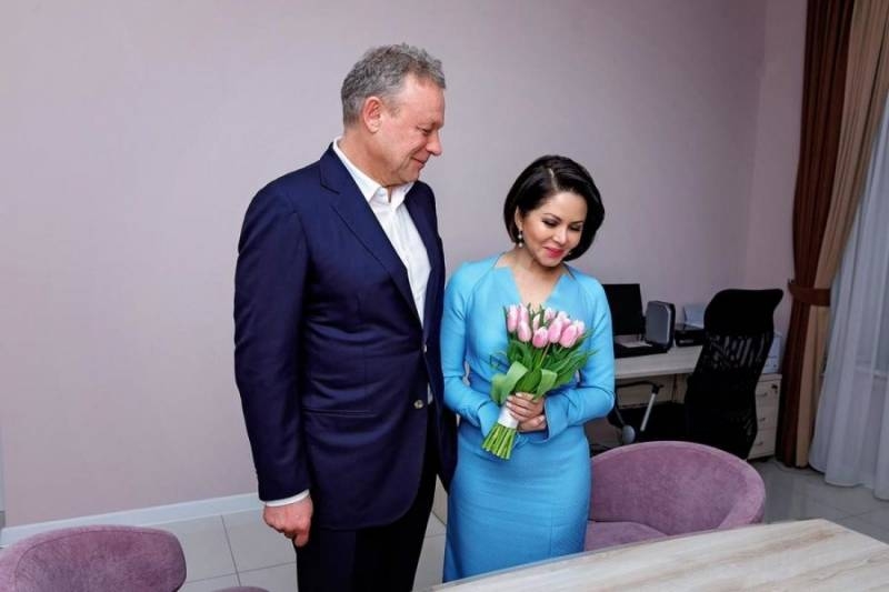 <br />
Жигунов официально оформил отношения с Викторией Ворожбит                