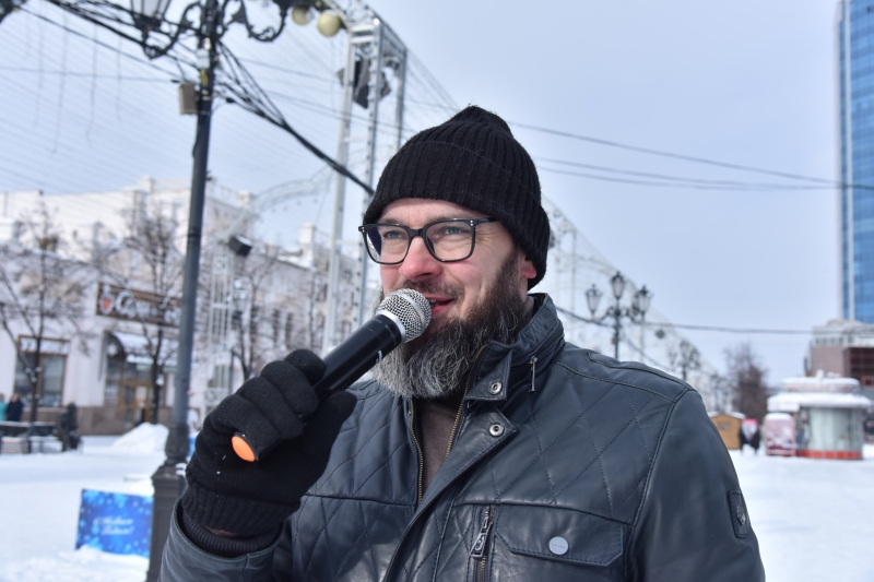 Жительниц Челябинска на Кировке поздравляют с 8 марта гвардейцы Петра Великого