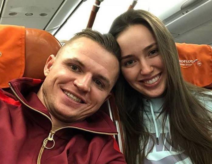 <br />
Футболисту Дмитрию Тарасову нравится «сидеть на шее» у жены                