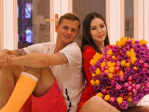 <br />
Футболисту Дмитрию Тарасову нравится «сидеть на шее» у жены                