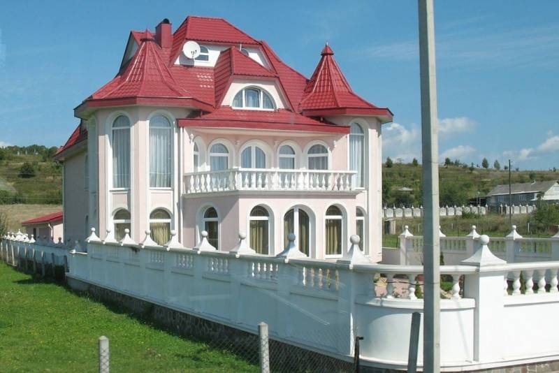 <br />
Глухое украинское село с роскошными дворцами, в котором нет ни одного одноэтажного дома                