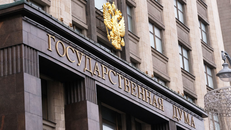 Госслужащим и дипломатам РФ запретили иметь второе гражданство