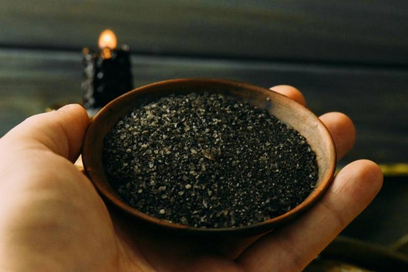 <br />
Как готовили четверговую «чёрную» соль монахи святой горы Афон, и как на Руси привлекали богатство с помощью «чудодейственного» порошка                