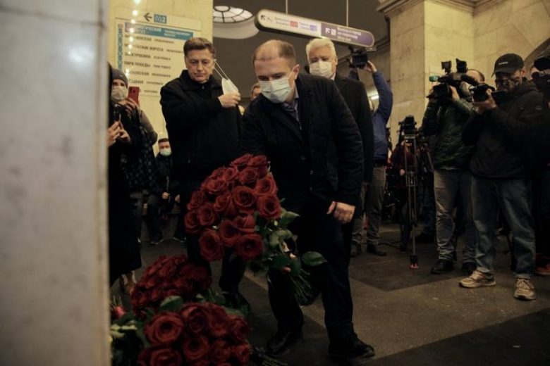 <br />
Михаил Романов возложил цветы к памятной доске жертвам теракта в петербургском метрополитене                