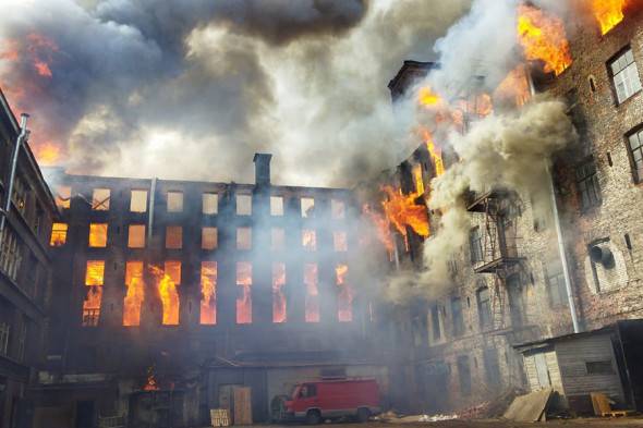 <br />
Пожар на Невской Мануфактуре 12 апреля 2021 года тушат 300 человек                
