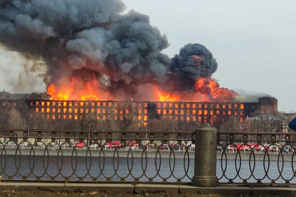 <br />
Пожар на Невской Мануфактуре 12 апреля 2021 года тушат 300 человек                