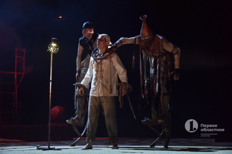 «Тень» Шварца в Челябинском драмтеатре: Metallica, стимпанк и немножко Дали