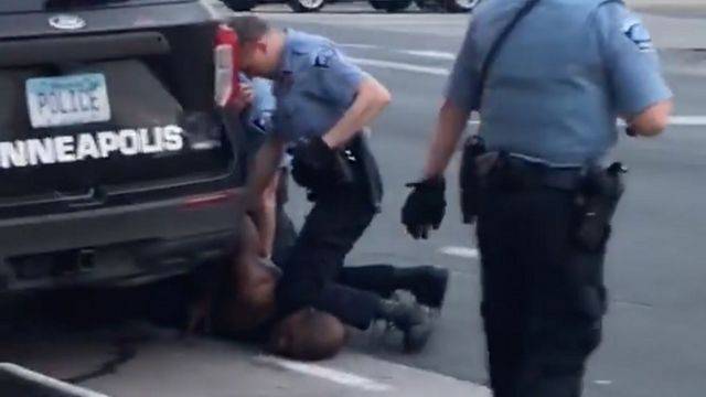 <br />
Убийство Джорджа Флойда: суд в США принял громкое решение по экс-полицейскому, задушившего темнокожего парня                