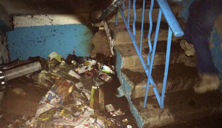 <br />
В Красноярске жильцы превратили общежитие в свалку — мусор выбрасывают прямо из окон: видео                