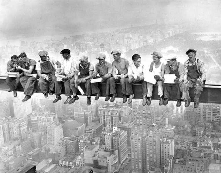 <br />
11 строителей обедают на высоте птичьего полета, сидя на железной балке без страховки                