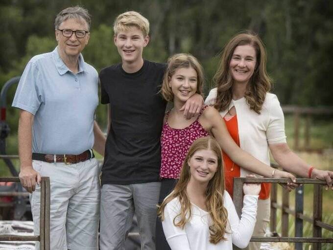 <br />
Больше не женат: Билл Гейтс разводится с женой после 27 лет «идеального брака»                