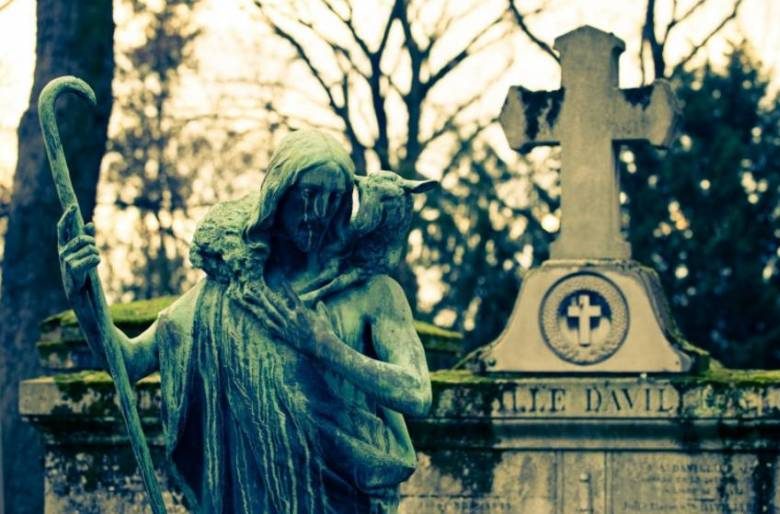 <br />
Что хранят в себе кладбищенские фотографии и чем они опасны для живых                