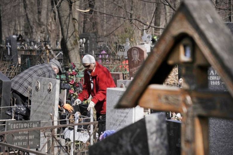 <br />
Что обязательно нужно сделать на Радоницу: можно ли убираться на кладбище и хоронить усопших в праздник                
