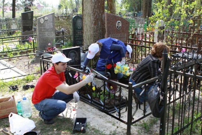 <br />
Что обязательно нужно сделать на Радоницу: можно ли убираться на кладбище и хоронить усопших в праздник                