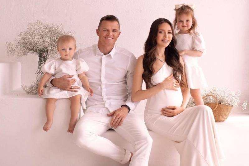 <br />
Дмитрий Тарасов и Анастасия Костенко готовятся стать родителями в третий раз                