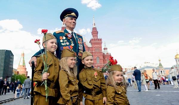 <br />
Где и во сколько можно увидеть салют в Москве на День Победы 9 мая 2021 года                