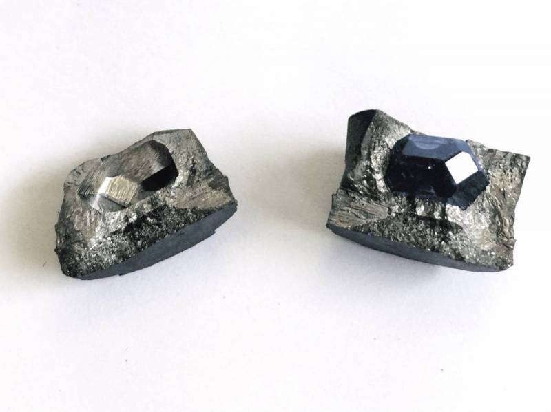 <br />
Изготовление бриллиантов из праха усопших становится все более популярной услугой                