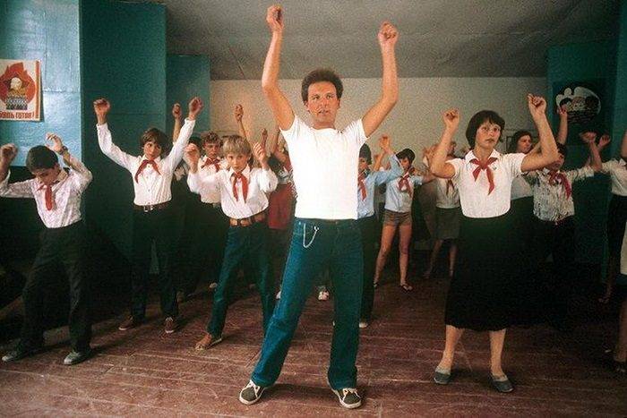 <br />
Как должен был выглядеть » настоящий советский школьник», и что было под запретом                