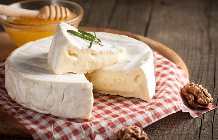<br />
Как нарезать разные виды сыров: оформляем сырную тарелку правильно                
