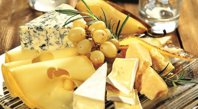 <br />
Как нарезать разные виды сыров: оформляем сырную тарелку правильно                