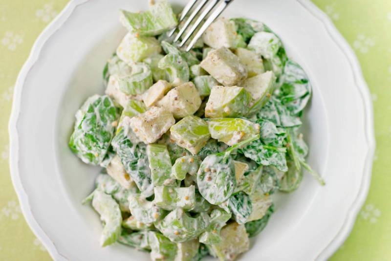 <br />
«Море» зелени и пользы: рецепты лёгких салатов                