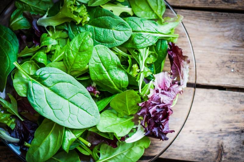 <br />
«Море» зелени и пользы: рецепты лёгких салатов                