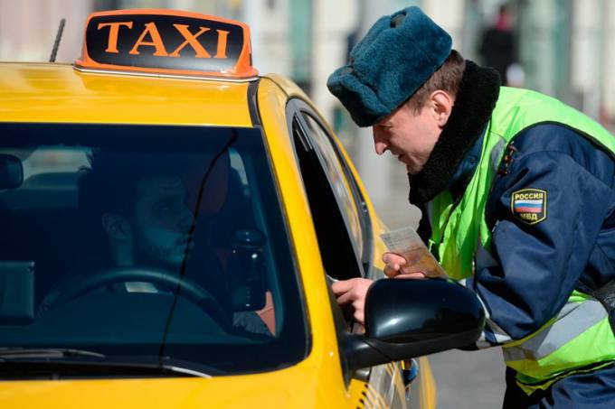 <br />
Небезопасные перевозки: в Москве полицейские проверяют такси                