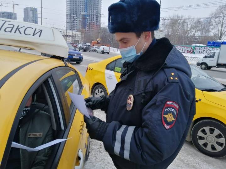 <br />
Небезопасные перевозки: в Москве полицейские проверяют такси                