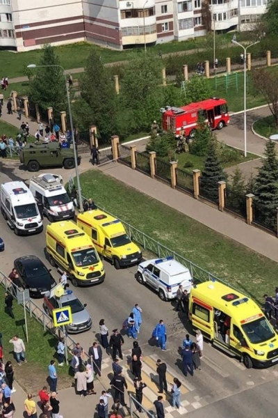 <br />
Подростки устроили стрельбу в школе Казани и держат детей в заложниках                