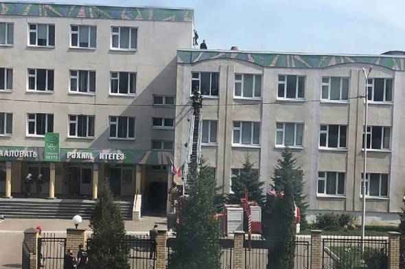 <br />
Подростки устроили стрельбу в школе Казани и держат детей в заложниках                