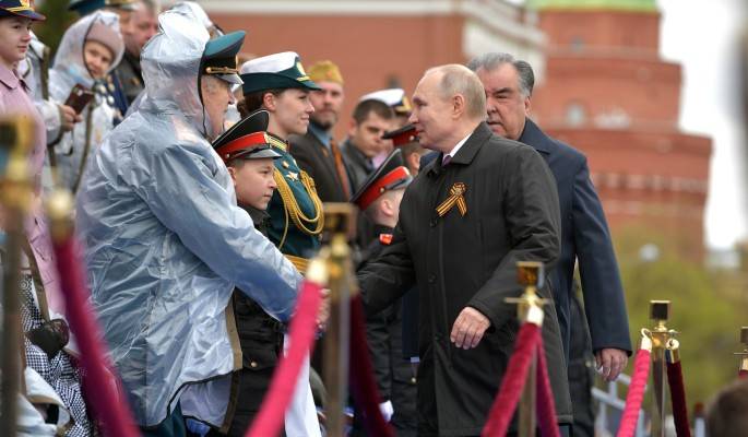 <br />
Путин помог ветерану ВОВ надеть куртку во время парада, сделав его знаменитым на всю Россию                