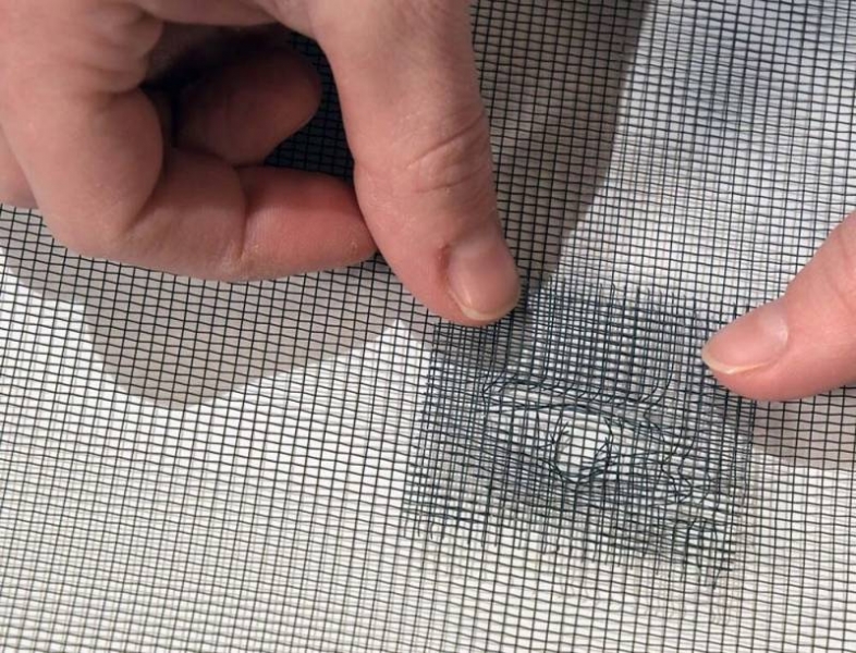 <br />
Ремонт москитной сетки своими руками: как устранить дефекты полотна, поменять ручки и уголки                