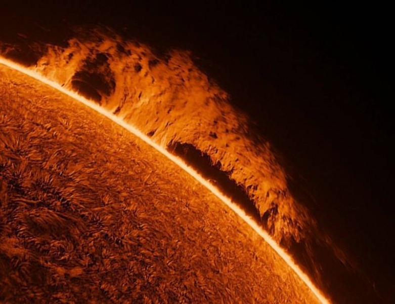 <br />
Тёмное пятно на поверхности Солнца может «выстрелить» в сторону Земли мощной солнечной бурей                