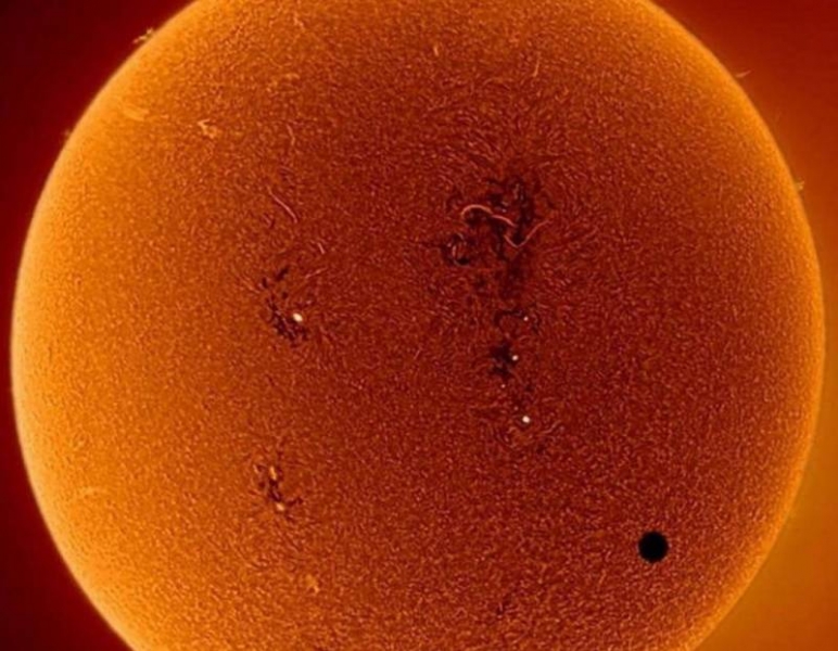 <br />
Тёмное пятно на поверхности Солнца может «выстрелить» в сторону Земли мощной солнечной бурей                