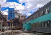 В Челябинске двое мужчин пытались украсть ворота с территории завода