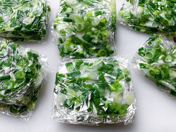 <br />
Витамины круглый год: как правильно замораживать зеленый лук на зиму                