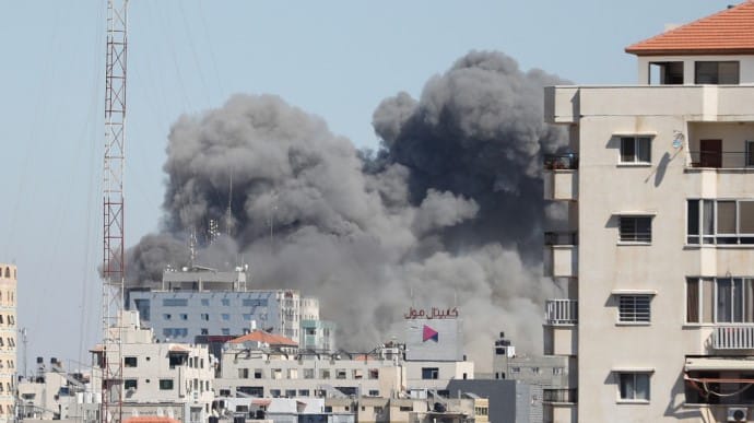 <br />
ВВС Израиля продолжает атаковать дома командиров ХАМАС по всему сектору Газа                