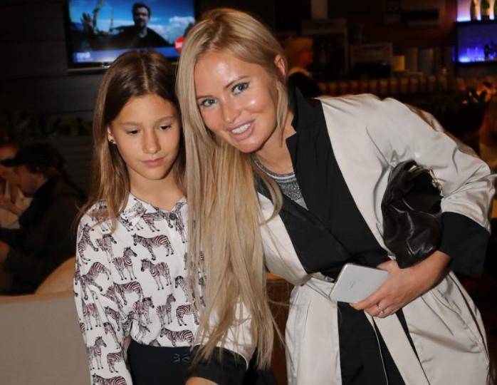 <br />
«Вышла из комнаты с бинтами на запястьях»: 14-летняя дочь Даны Борисовой нанесла себе увечья                