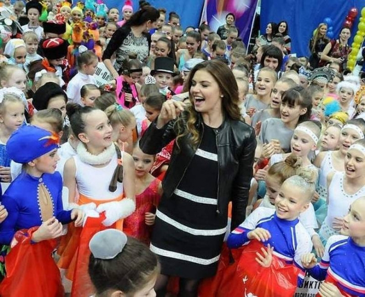 <br />
Алина Кабаева опубликовала фотографию с детьми                