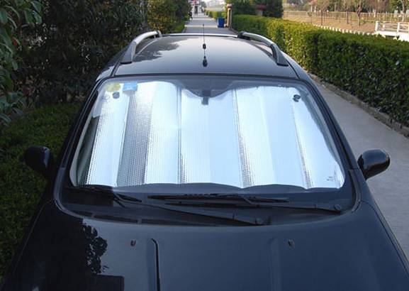 <br />
Какую опасность может представлять солнцезащитный экран, и как правильно укрывать автомобиль от солнца                